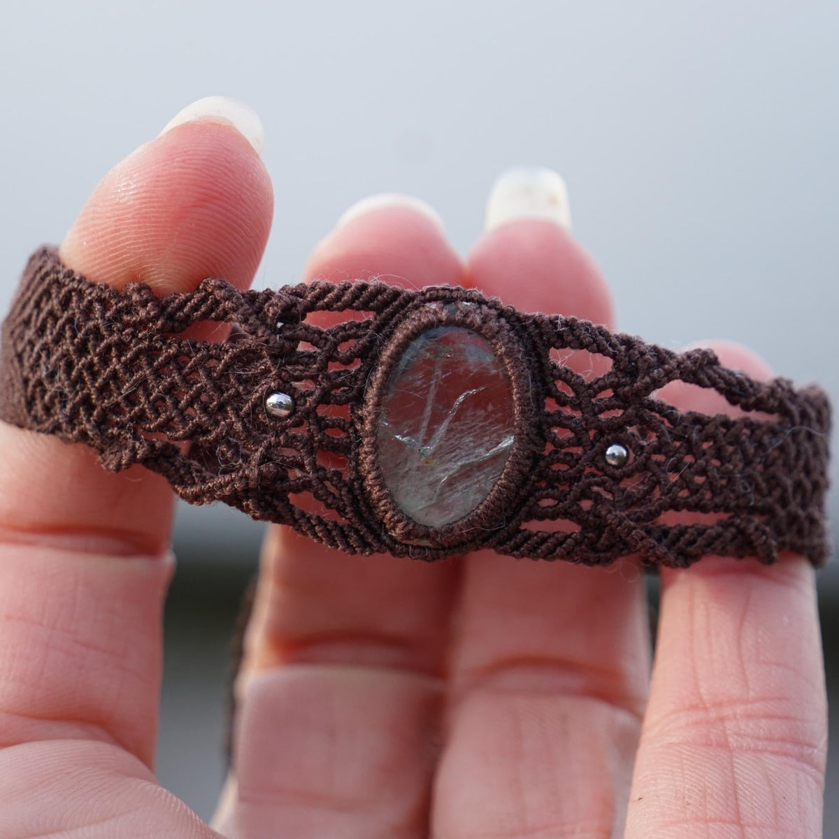 Bracelet homme manchette en micromacramé – Pierre de Soleil de l'Oregon Verte – Bijou elfique, celtique, ajustable, Bijou de couple - Coton & Astrance