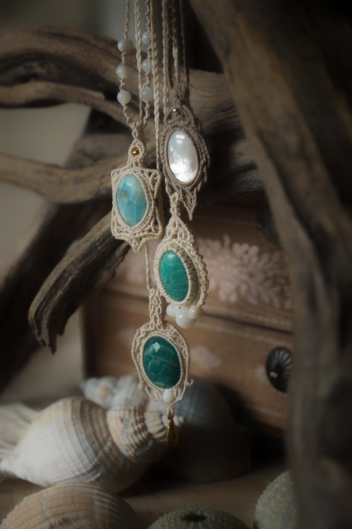 Collier Sautoire Micro Macramé avce Amazonite, Nacre & Goutte Doré - Coton & Astrance