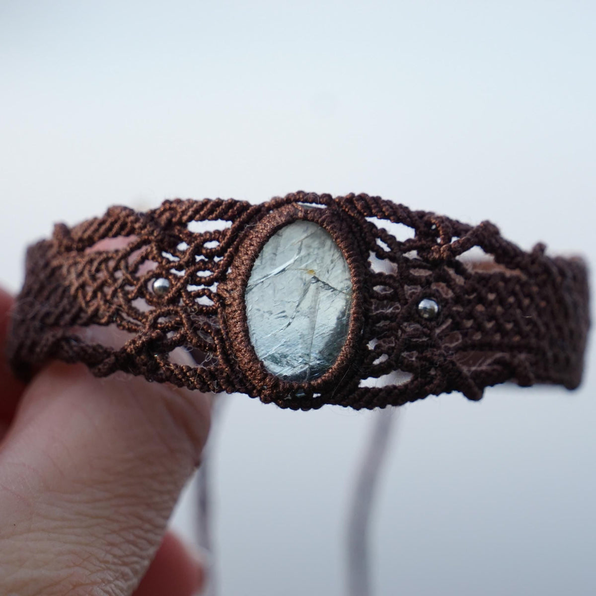 Bracelet homme manchette en micromacramé – Pierre de Soleil de l'Oregon Verte – Bijou elfique, celtique, ajustable, Bijou de couple - Coton & Astrance
