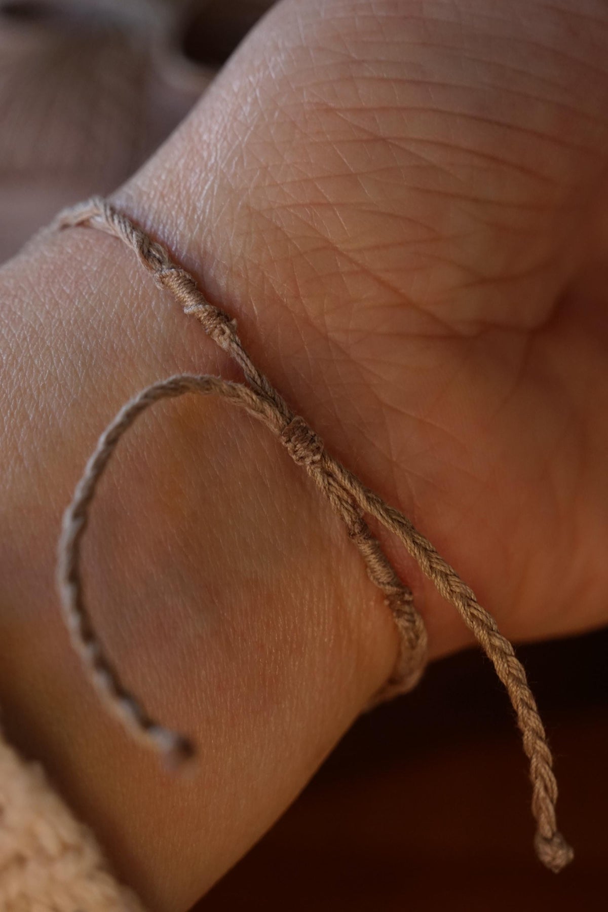 Bracelet Réglable en Micro Macramé avec Grenat Hessonite rouge - Coton & Astrance