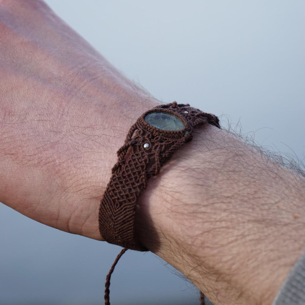 Bracelet homme manchette en micromacramé – Pierre de Soleil de l'Oregon Verte – Bijou elfique, celtique, ajustable, Bijou de couple - Coton & Astrance