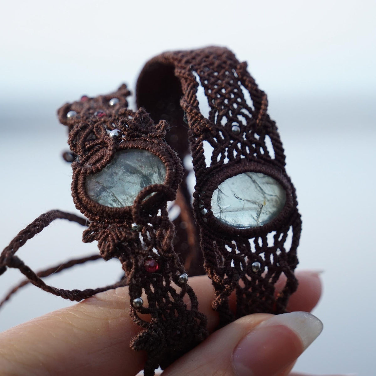 Bracelet homme manchette en micromacramé – Pierre de Soleil de l'Oregon Verte – Bijou elfique, celtique, ajustable, Bijou de couple - Coton & Astrance