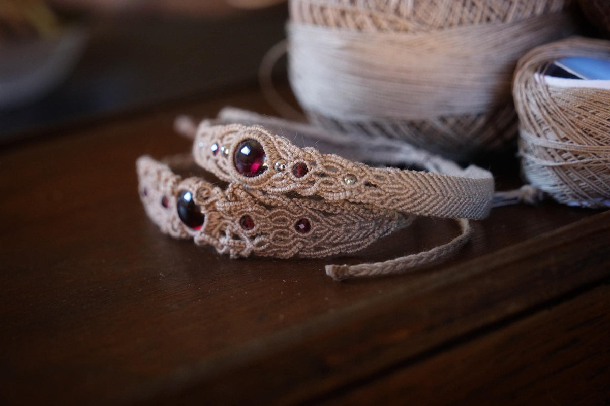Bracelet Réglable en Micro Macramé avec Grenat Hessonite rouge - Coton & Astrance