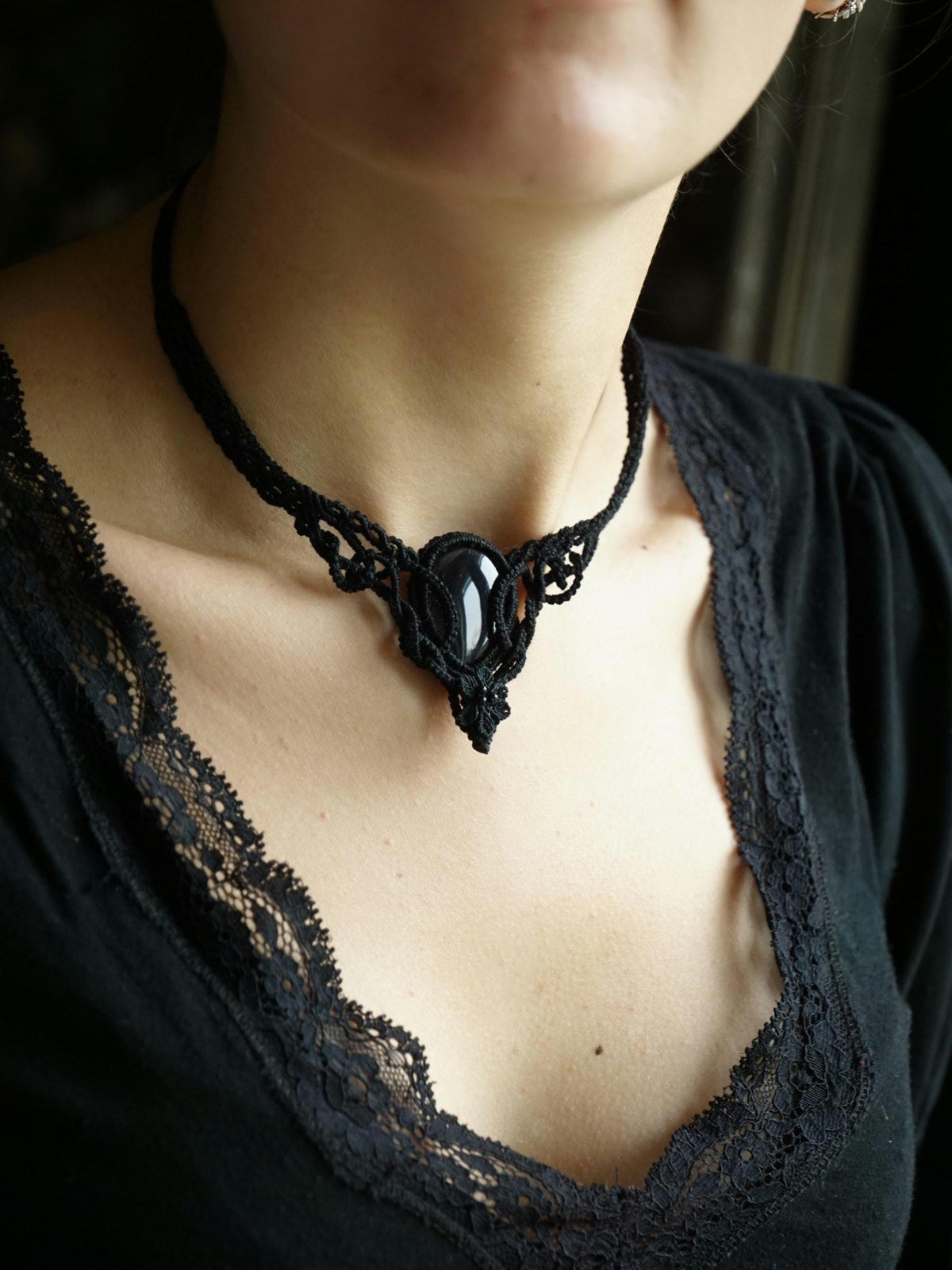 Collier Ras-de-Cou Gothique en Microm acramé avec Agate Noire - Coton & Astrance