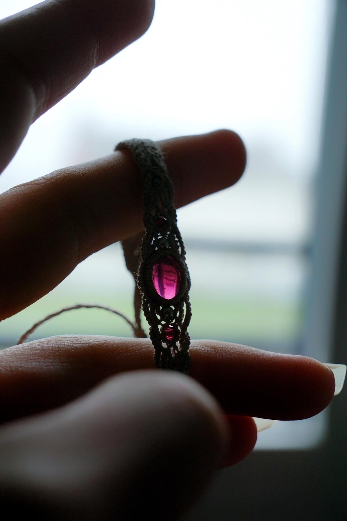 Bracelet femme en micro macramé et pierre naturelle rouge - Coton & Astrance