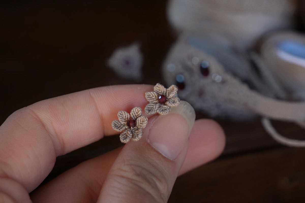 Puces d’Oreilles Florales en Micro Macramé avec grenat rouge - Coton & Astrance