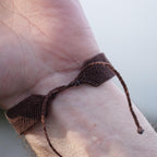 Bracelet homme manchette en micromacramé – Pierre de Soleil de l'Oregon Verte – Bijou elfique, celtique, ajustable, Bijou de couple - Coton & Astrance