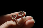 Puces d’Oreilles Florales en Micro Macramé avec grenat rouge - Coton & Astrance