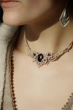 Collier Elfique en Micro macramé avec Grenat Rouge - Coton & Astrance