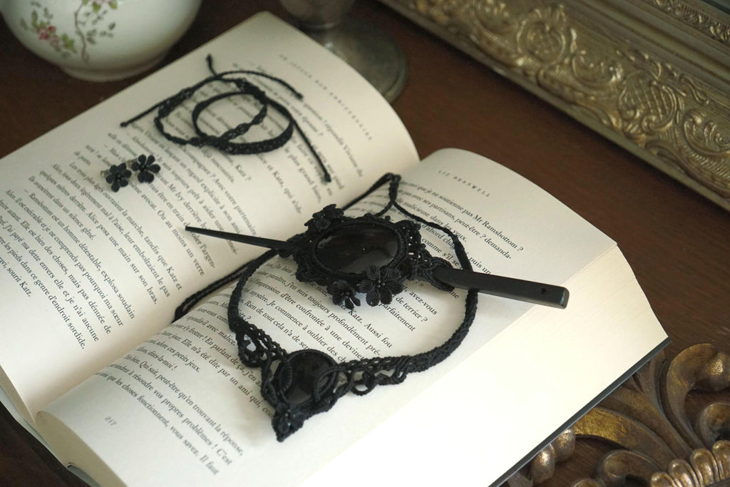 Collier Ras-de-Cou Gothique en Microm acramé avec Agate Noire - Coton & Astrance