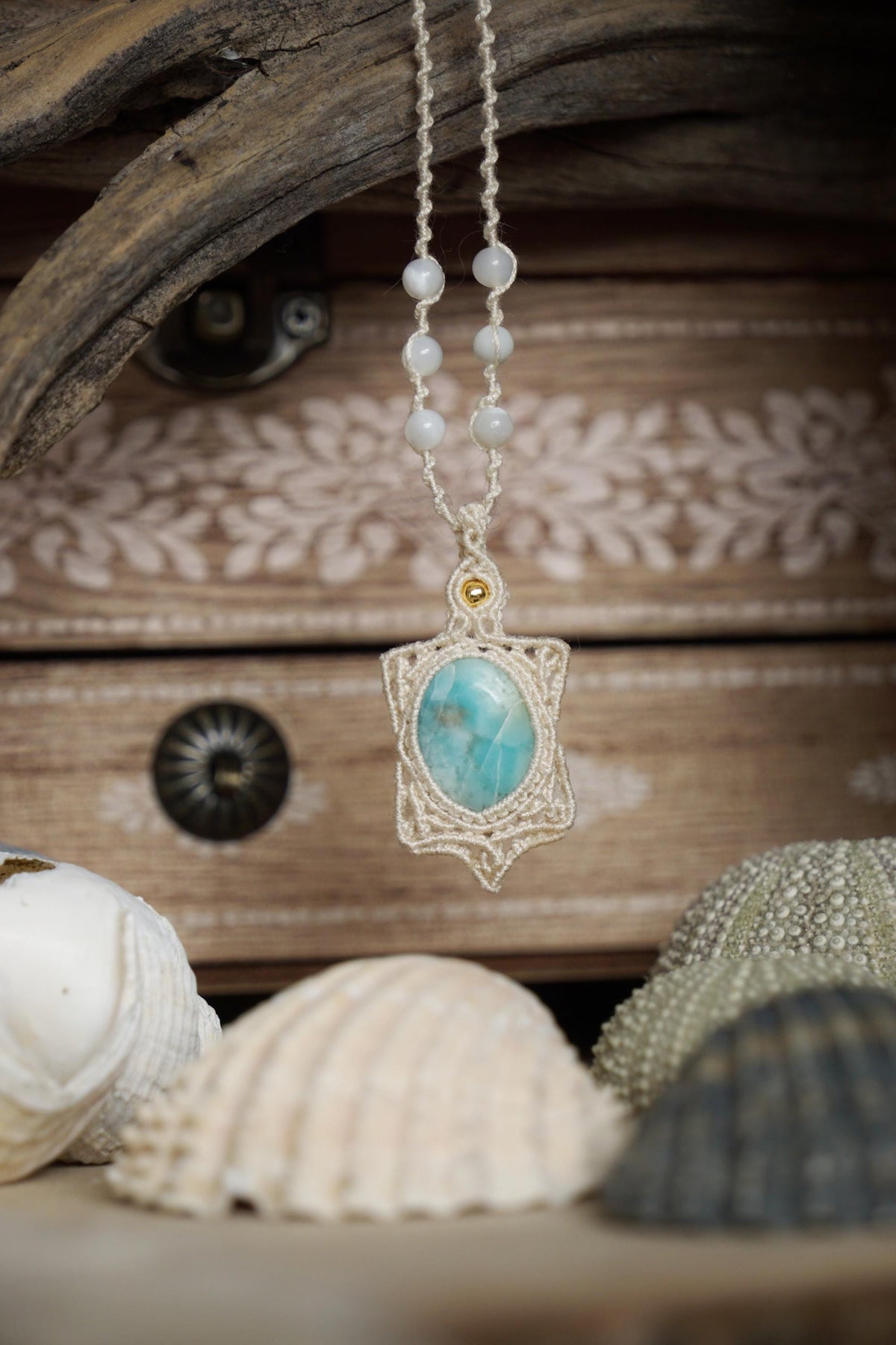 Pendentif Larimar et Nacre en Micro Macramé - Coton & Astrance