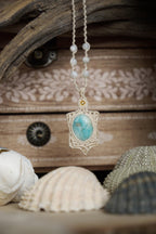 Pendentif Larimar et Nacre en Micro Macramé - Coton & Astrance