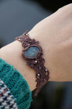 Bracelet manchette en Pierre de Soleil de l'Oregon et Grenat Rouge - Coton & Astrance