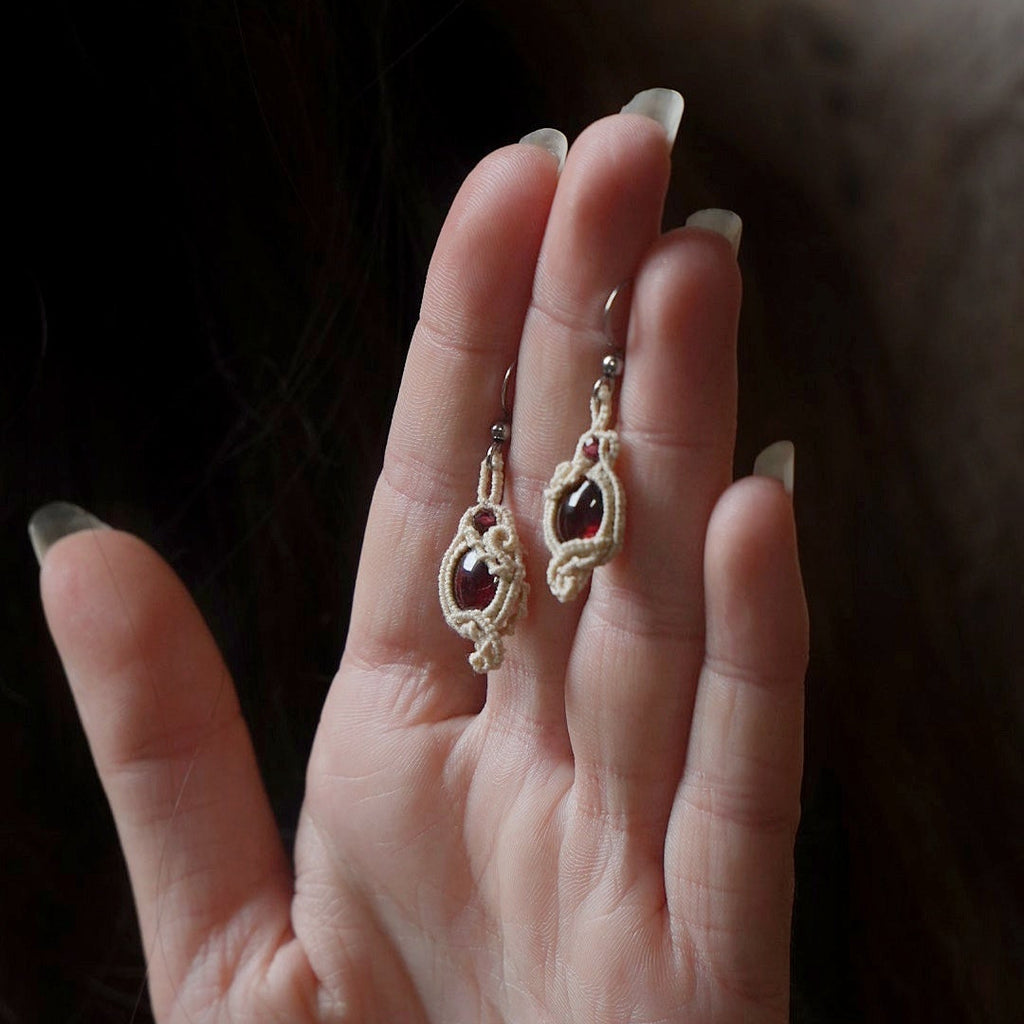 Boucles d’oreilles élégantes asymétriques en macramé et grenat – Coton et Astrance