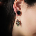 Boucles d’oreilles micro macramé bleu-vert portées - Coton et Astrance