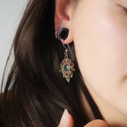 Boucles d’oreilles micro macramé bleu-vert portées - Coton et Astrance