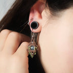 Boucles d’oreilles micro macramé bleu-vert portées - Coton et Astrance