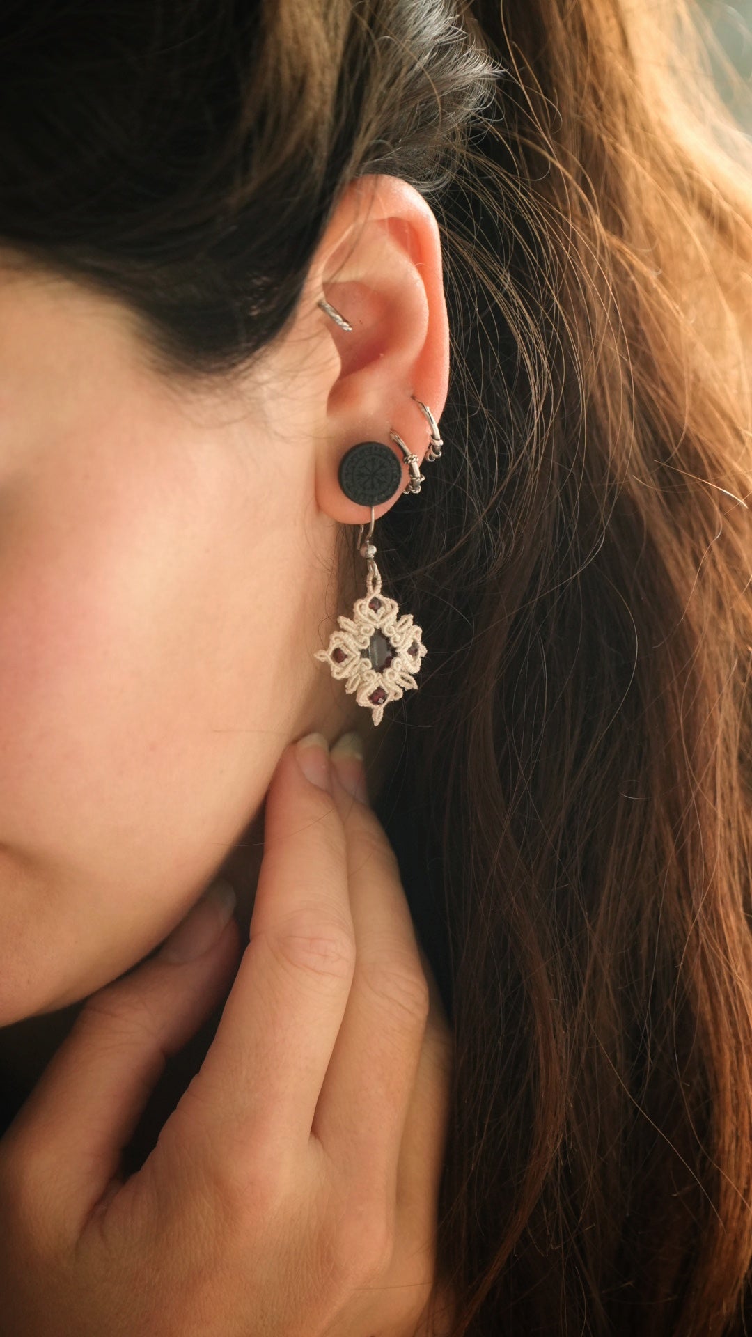 Boucles d’oreilles elfiques en grenat rouge micro macramé – Coton et Astrance