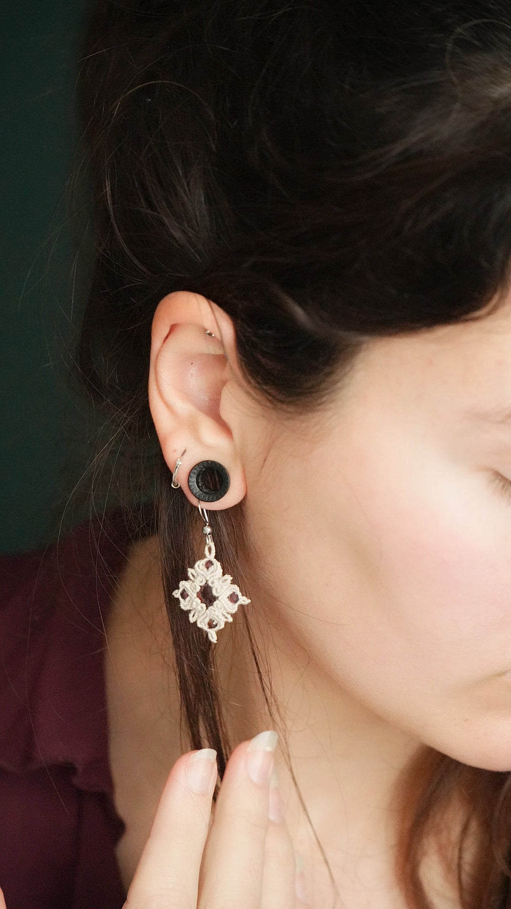 Boucles d’oreilles elfiques en grenat rouge micro macramé – Coton et Astrance