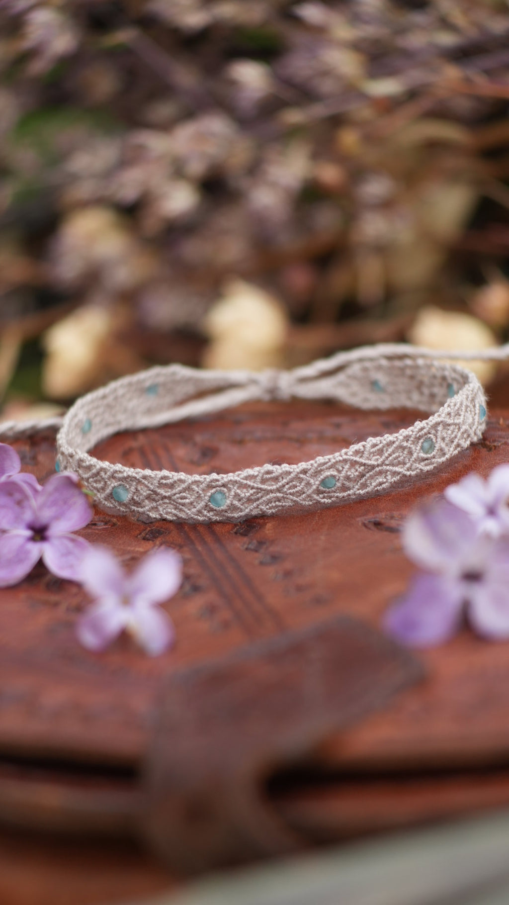 Détail du tissage micro macramé avec perles bleues 2 mm naturelles 