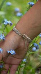 Détail du tissage micro macramé avec perles bleues 2 mm naturelles 