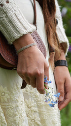Bracelet ajustable tissé à la main inspiré du myosotis et du ciel 