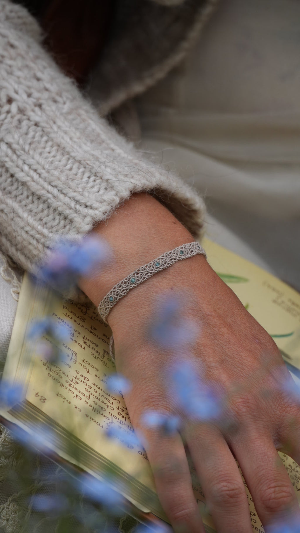 Bijou symétrique artisanal avec perles d’apatite bleue et coton lin clair 