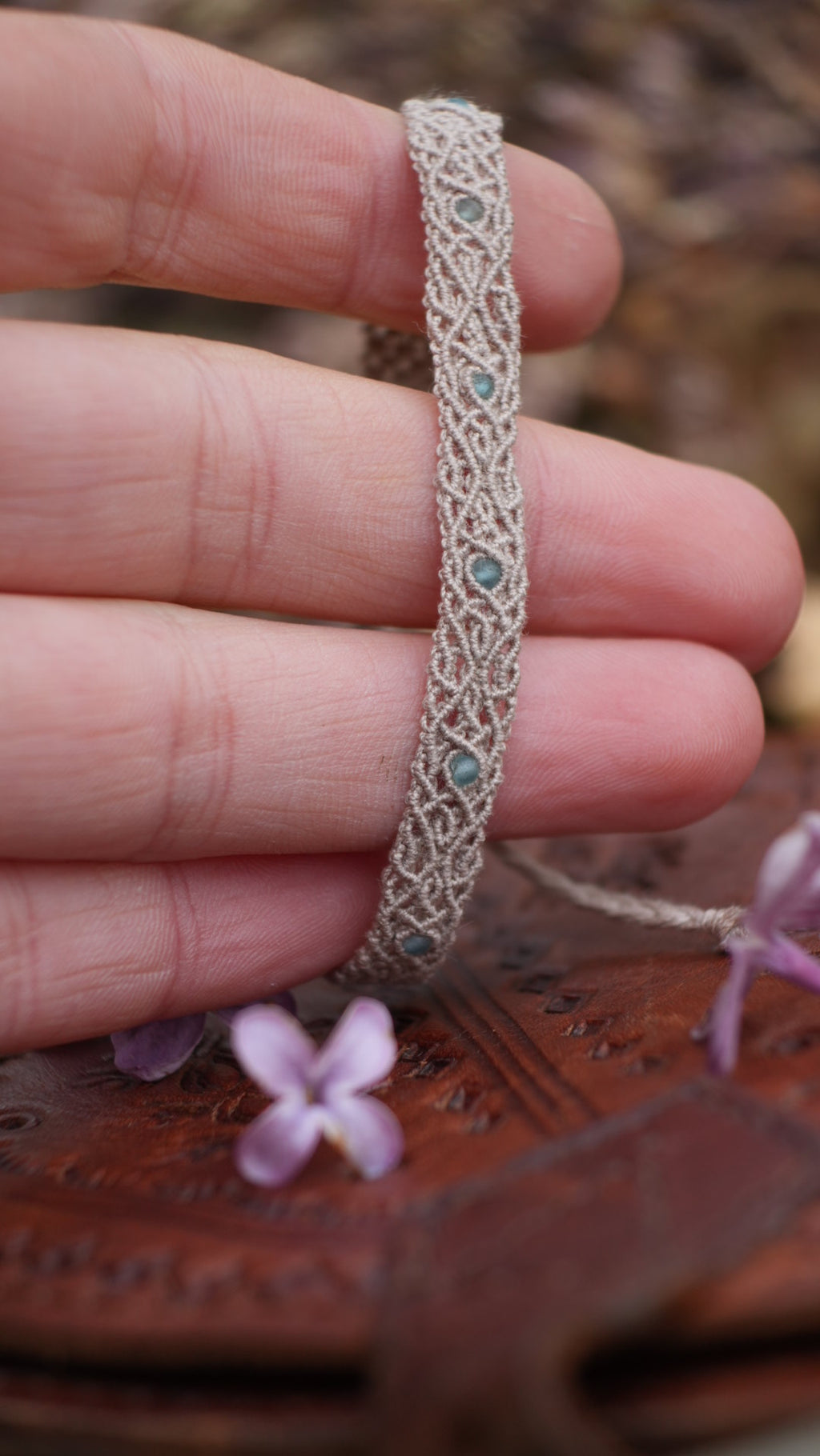 Bracelet micro macramé en apatite bleue fait main par Coton et Astrance 