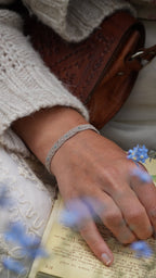 Bracelet micro macramé en apatite bleue fait main par Coton et Astrance 