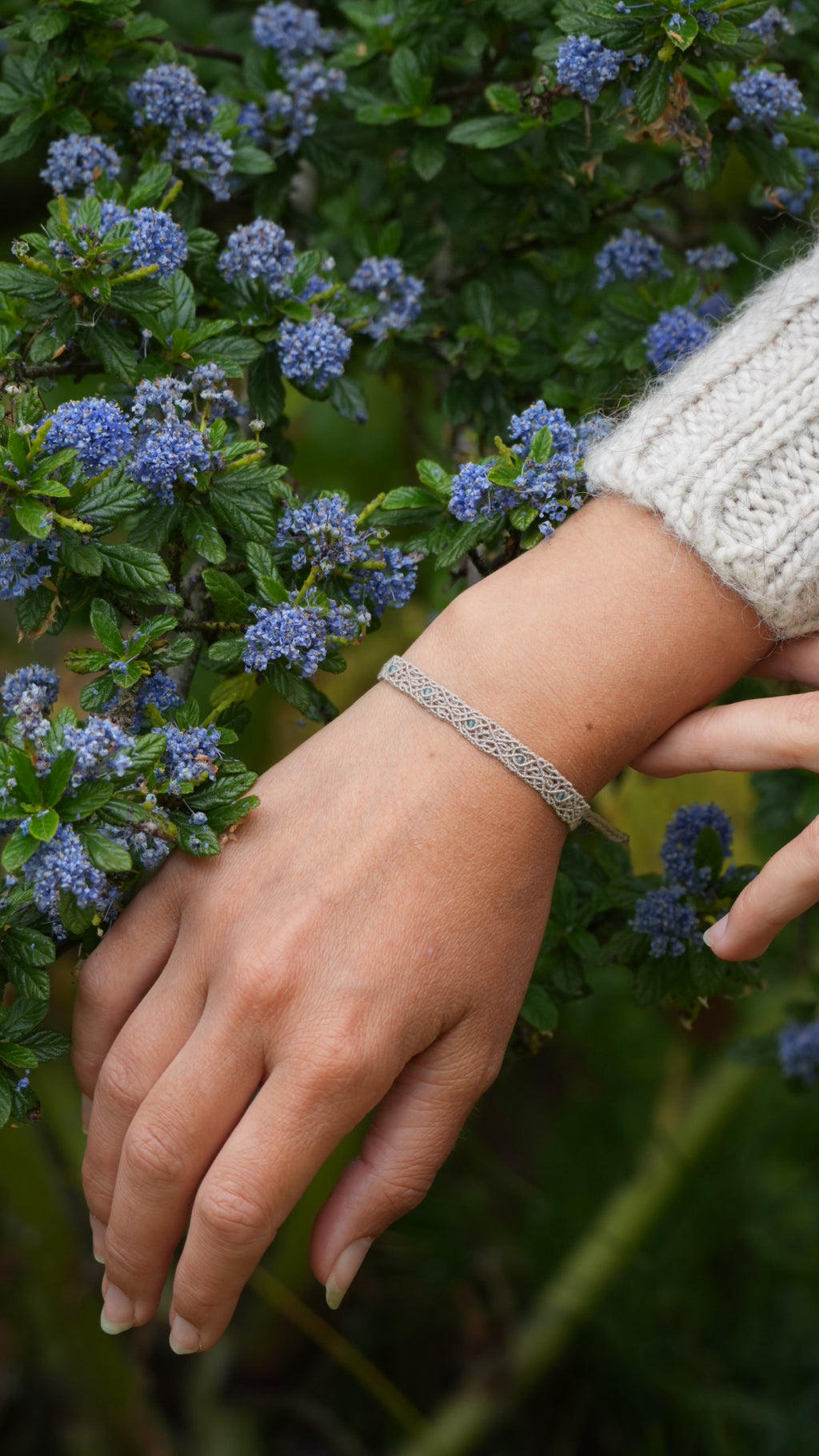Bijou symétrique artisanal avec perles d’apatite bleue et coton lin clair 