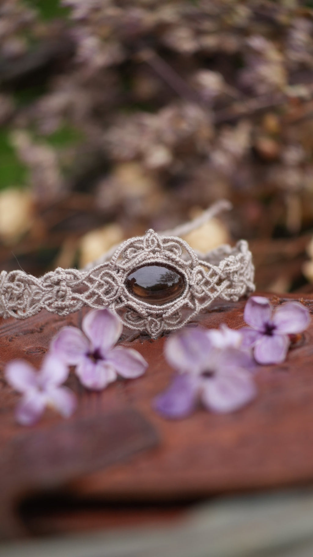 Bracelet elfique en quartz fumé tissé à la main par Coton et Astrance 