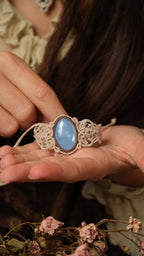 Bijou elfique celtique en fibres naturelles et opale Coton et Astrance
