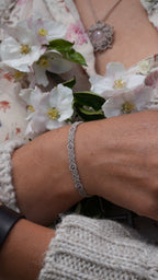Détail du tissage micro macramé lin clair et alternance de perles roses 