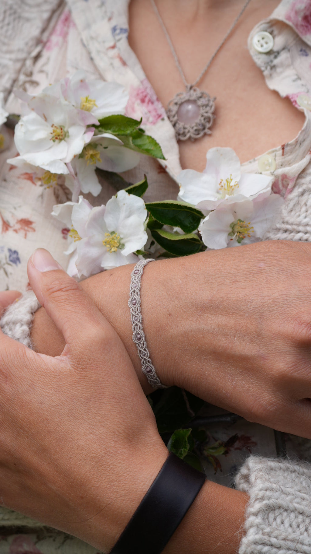 Bracelet artisanal fin et lumineux style cottagecore