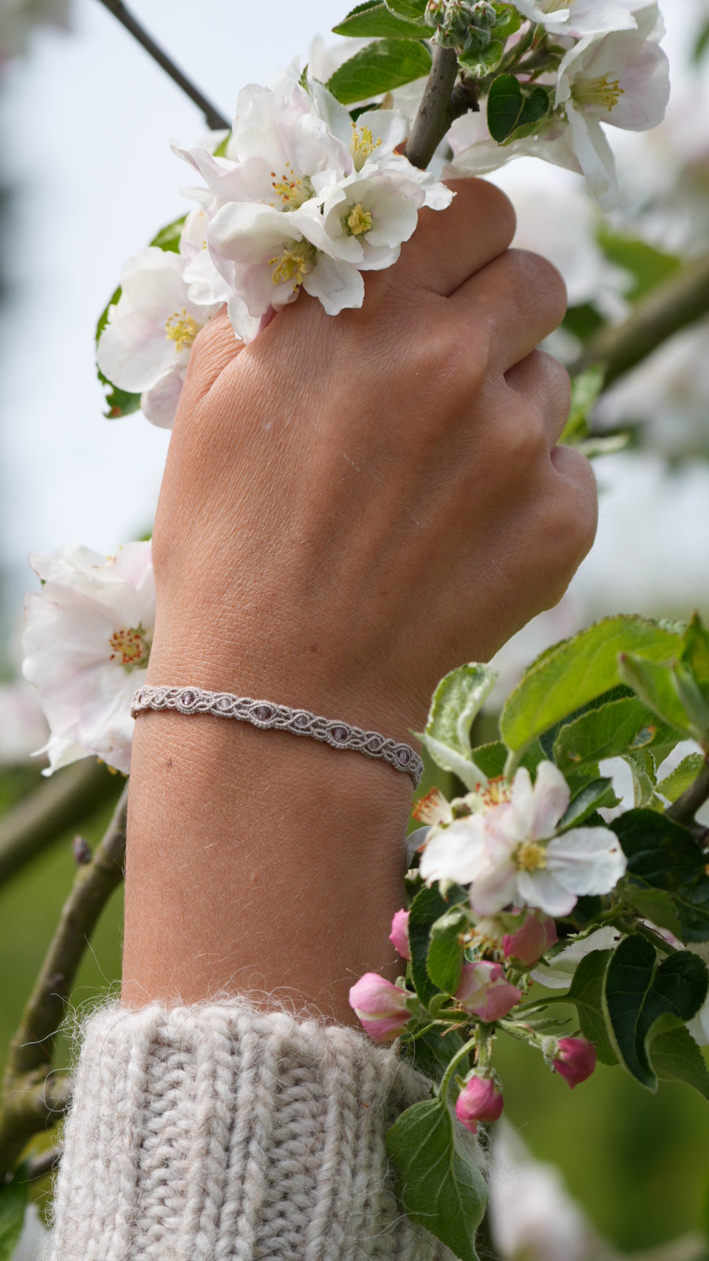•  Bracelet micro macramé quartz rose et perles de verre fait main par Coton et Astrance 