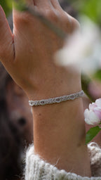 Bijou délicat rose pastel avec perles facettées et tissage artisanal en coton 