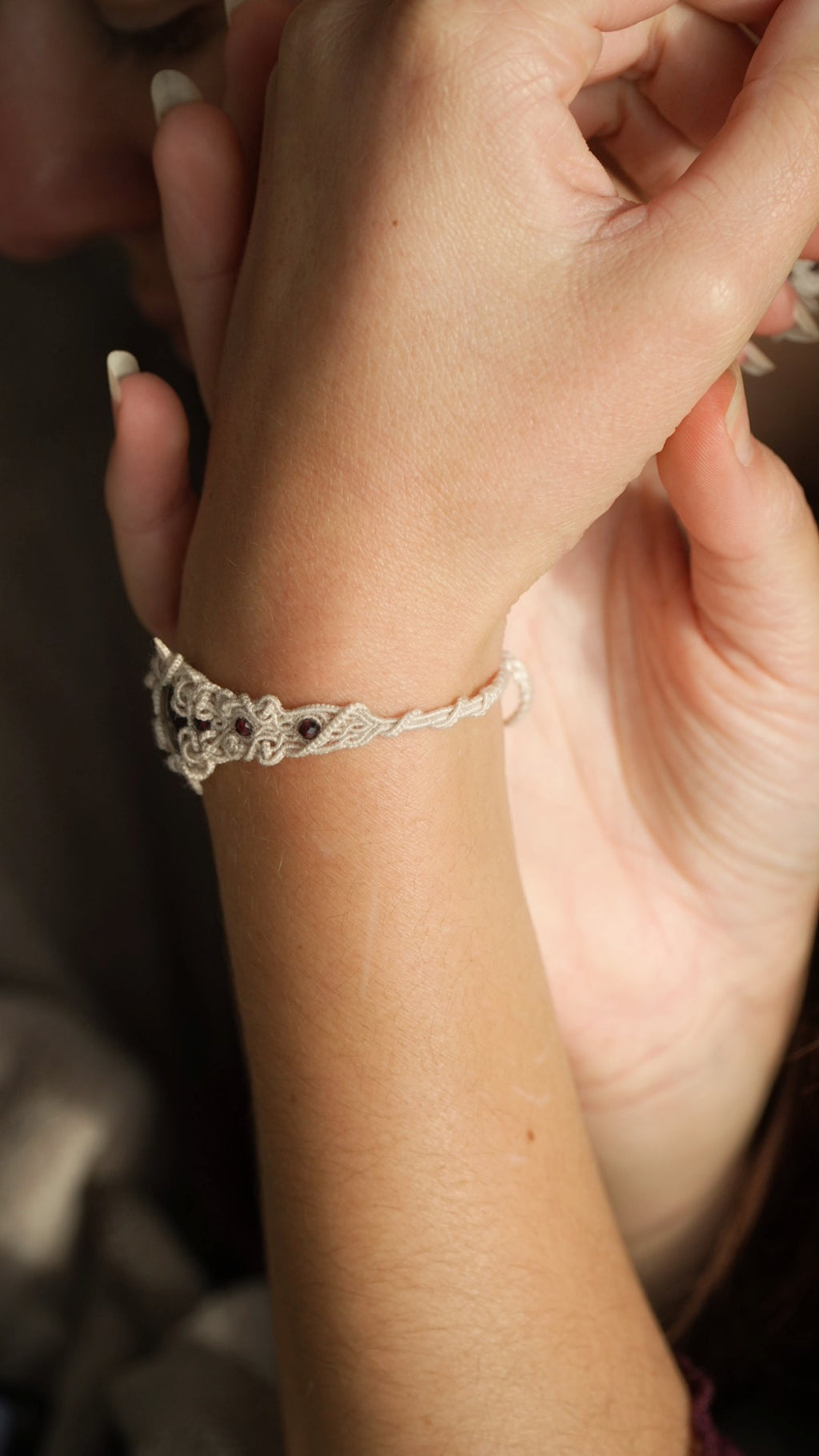 Bracelet elfique avec grenat rouge ovale et perles – Coton et Astrance