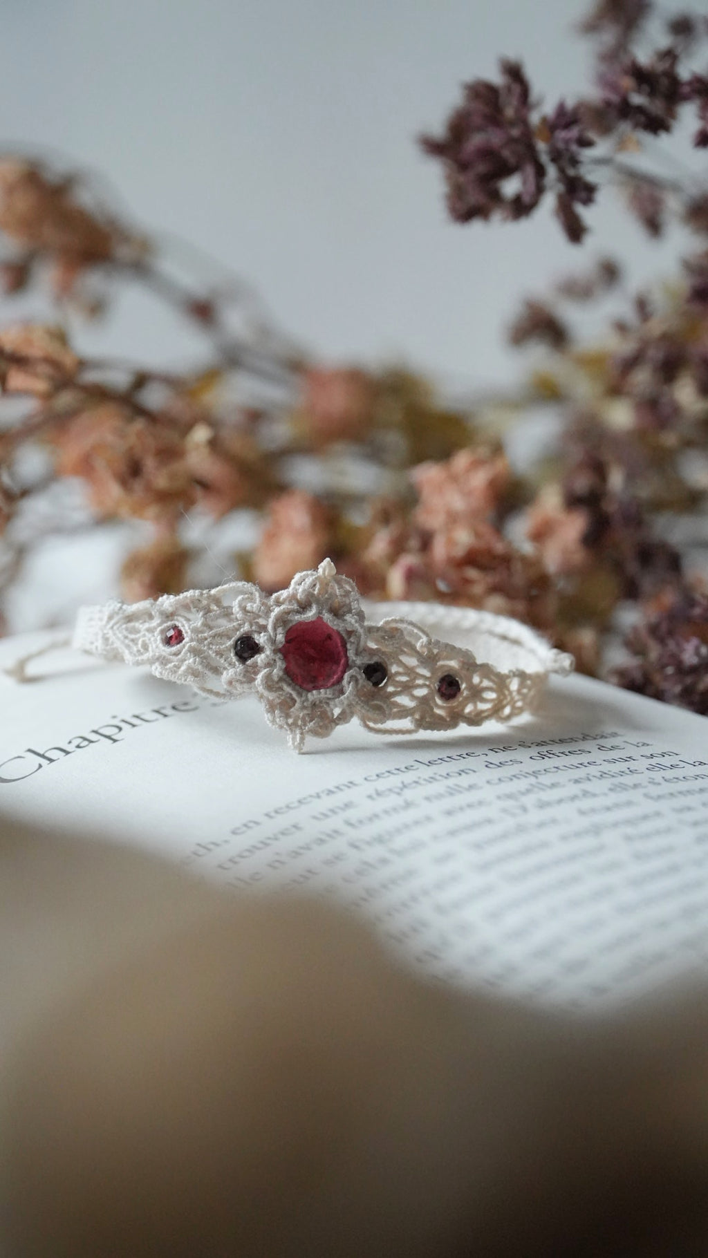 Bracelet princesse micro macramé grenat rouge - Royaume secret - Coton & Astrance