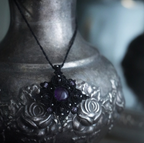 Collier avec médaillon gothique en améthyste - Coton & Astrance