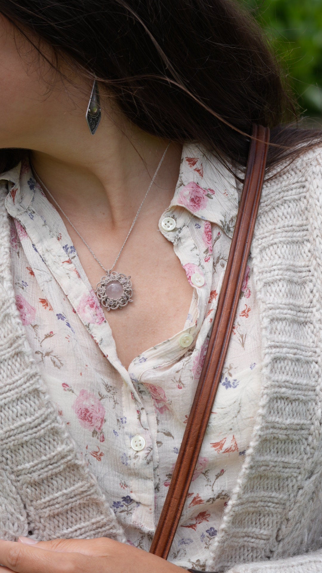 Collier dentelle en micro macramé avec quartz rose pastel naturel 