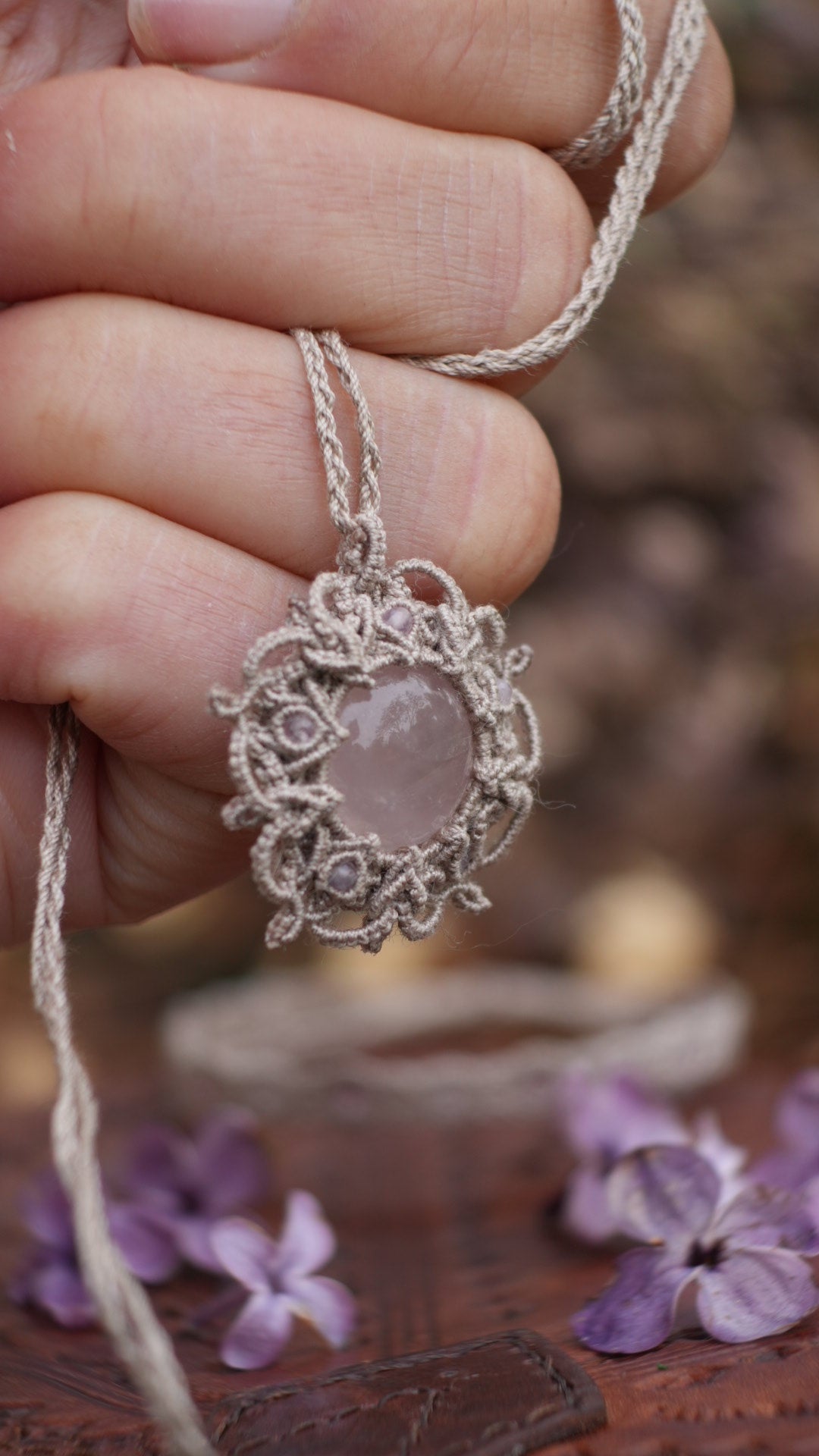 Médaillon quartz rose micro macramé fait main par Coton et Astrance 