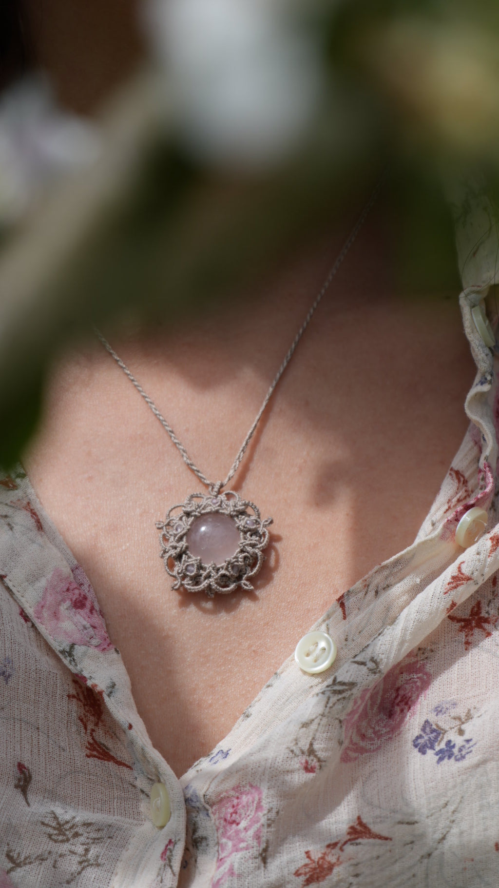 Pendentif artisanal avec perles de quartz rose facettées et tissage fin 