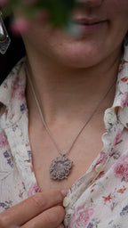 Collier dentelle en micro macramé avec quartz rose pastel naturel 
