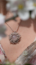 •  Médaillon quartz rose micro macramé fait main par Coton et Astrance 