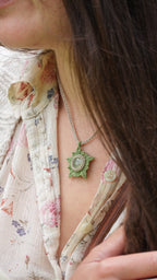  Pendentif elfique en phrénite verte tissé à la main par Coton et Astrance 