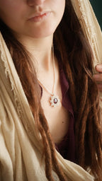 Pendentif elfique en micro macramé grenat rouge - Coton & Astrance