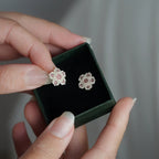 Boucles d’oreilles posées sur décor naturel ou bohème - Coton et Astrance