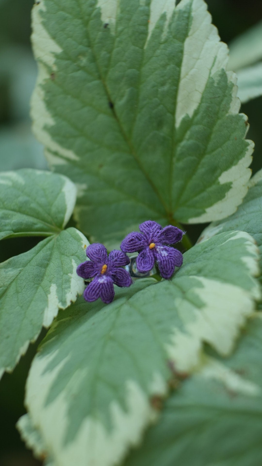Puces d'oreilles violette en micro macramé – Coton et Astrance