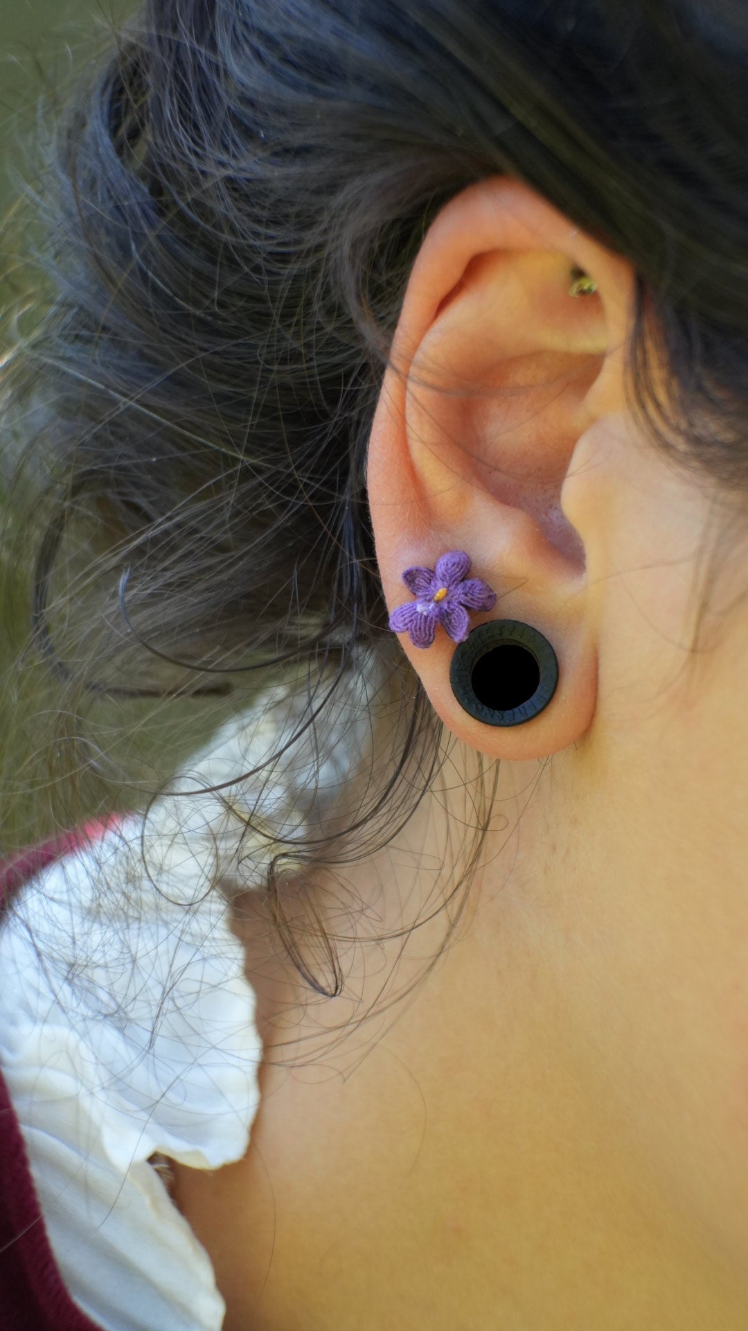 Puces d'oreilles violette en micro macramé – Coton et Astrance
