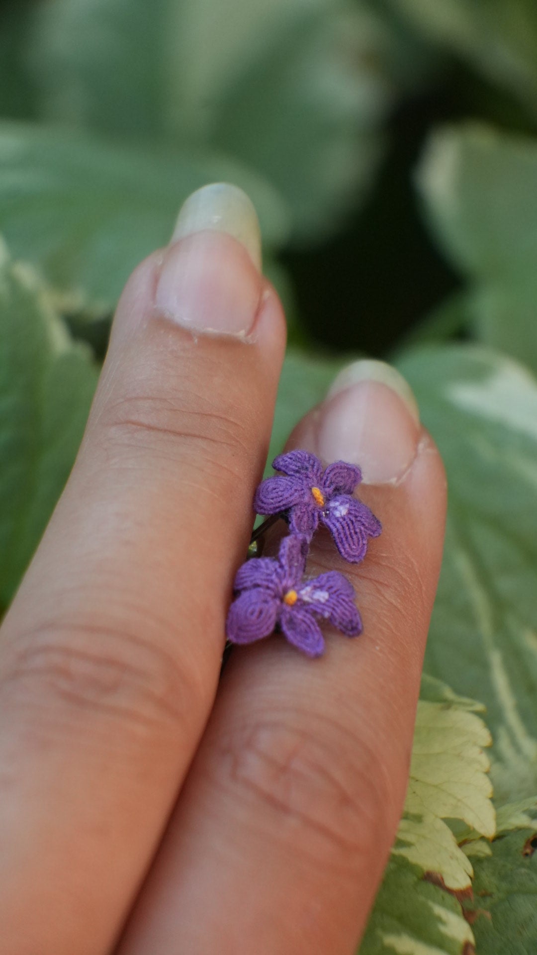 Détail du tissage d'une violette sauvage – Coton et Astrance